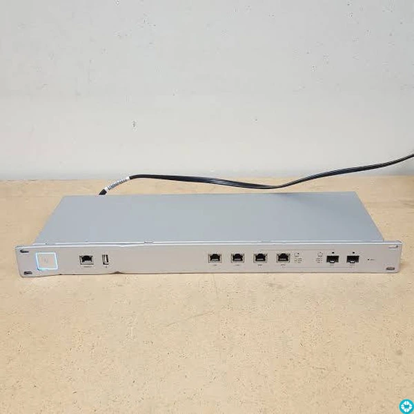 Unifi Security Gateway Pro - 1/4