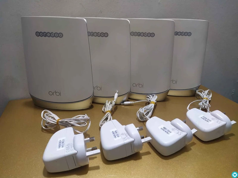 Orbi RBR750 WiFi router - 1/3