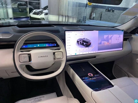 Lynk & co 900 - 6